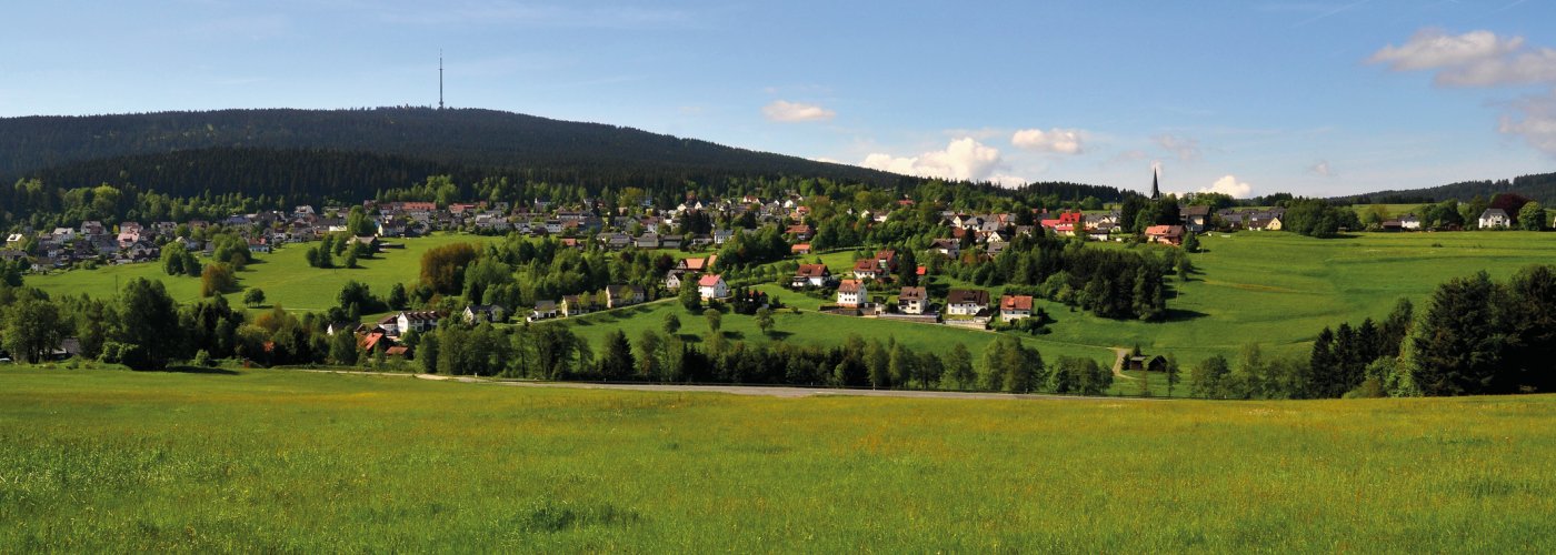 Blick auf Bischofsgrün © fichtelsonne-stock.adobe.com