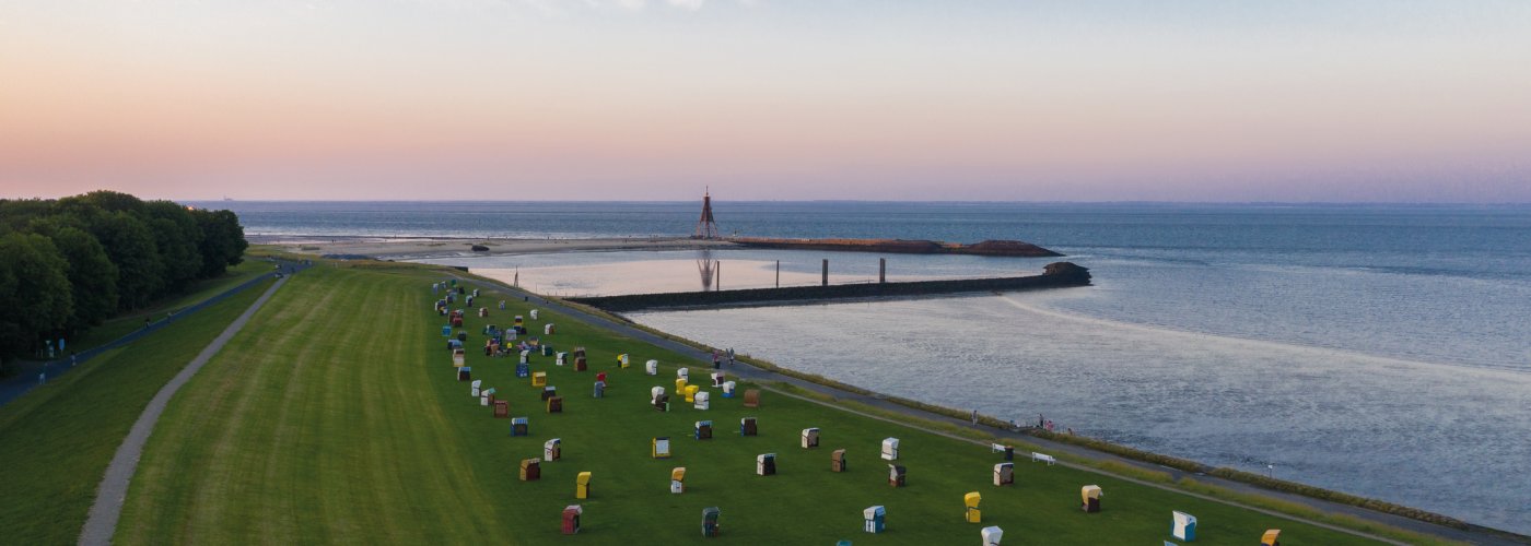 Strand von Cuxhaven mit Blick auf die Kugelbake © Jürgen Wackenhut - stock.adobe.com