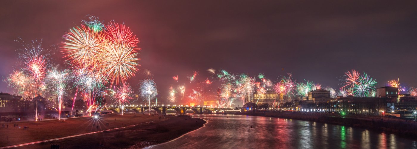 Feuerwerk über Dresden © Ralf Kaiser - stock.adobe.com