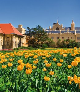 Schloss Lednice (Eisgrub) © Bertl123- shutterstock.com/2013