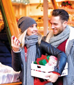 Einkaufsbummel auf dem Weihnachtsmarkt © drubig-photo-fotolia.com