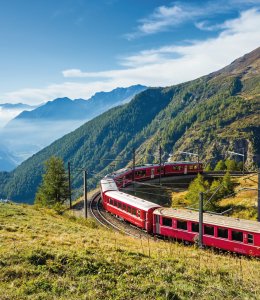 Mit der Bahn von der Alp Grüm durch das Puschlav nach Tirano © matho-stock.adobe.com