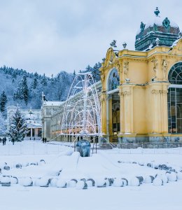 Singende Fontäne und Kolonnade im Winter © Lioneska - stock.adobe.com