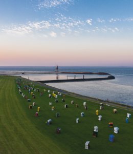 Strand von Cuxhaven mit Blick auf die Kugelbake © Jürgen Wackenhut - stock.adobe.com