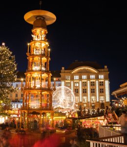 Weihnachtspyramide auf dem Dresdner Striezelmarkt © Alexander Erdbeer - stock.adobe.com
