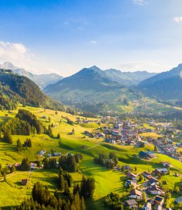 Sonniger Blick ins Kleinwalsertal Riezlern © Raphael Koch - stock.adobe.com