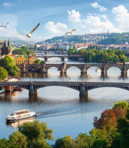 Prager Brücken über die Moldau © Givaga - stock.adobe.com