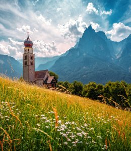 Sommerlandschaft in Kastelruth © jenyateua - stock.adobe.com