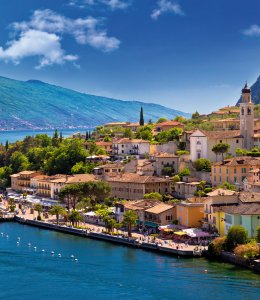 Blick auf Limone sul Garda  © xbrchx - stock.adobe.com