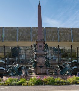 Mendebrunnen mit Gewandhaus in Leipzig © js-photo - stock.adobe.com