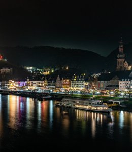 Cochem mit Weihnachtsbeleuchtung © David Schartner - stock.adobe.com