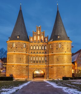 Das Holstentor im Winter © elxeneize - stock.adobe.com