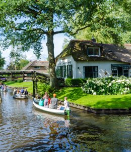 Grachtenfahrt in Giethoorn © rob3rt82 - stock.adobe.com