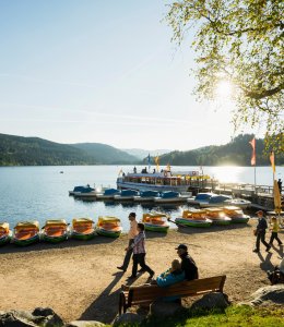 Am Ufer des Titisee © Hochschwarzwald Tourismus GmbH