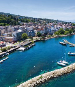 Blick auf Evian-Les-Bains © Shutterstock/Samuel Borges Photography