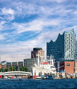 Hamburger Hafen und Elbphilharmonie © dietwalther - stock.adobe.com