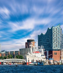 Hamburger Hafen und Oper © dietwalther - stock.adobe.com