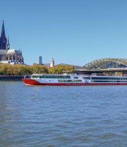 Kreuzfahrtschiff vor dem Kölner Dom © mitifoto - stock.adobe.com