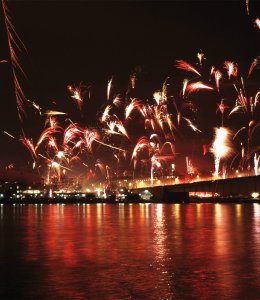 Silvesterfeuerwerk am Rhein in Bonn © Presseamt der Stadt Bonn/M. Sondermann