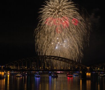 Feuerwerk über dem Rhein bei Köln © Circumnavigation - shutterstock.com