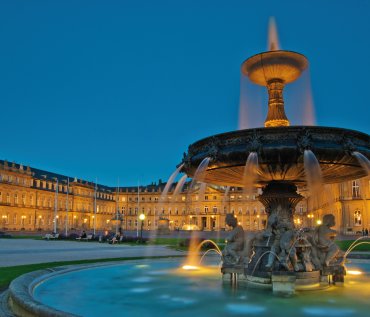 Brunnen vor dem Neuen Schloss in Stuttgart © clearlens - shutterstock.com