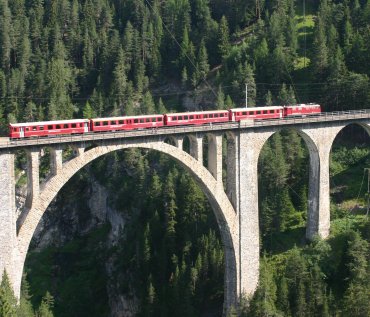 Rhätische Bahn auf dem Wiesener Viadukt © sixtus - fotolia.com