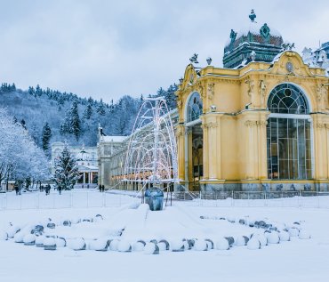 Singende Fontäne und Kolonnade im Winter © Lioneska - stock.adobe.com