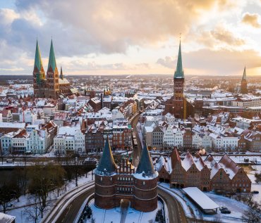 Holstentor beim Sonnenaufgang im Winter © LTM/Olaf Malzahn