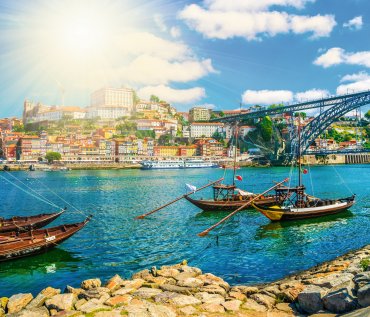 Fischerboote auf dem Douro in Porto © cristianbalate - stock.adobe.com