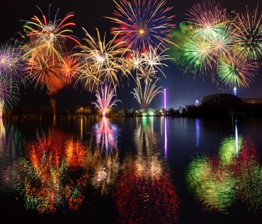 Feuerwerk über dem Dutzendteich in Nürnberg © Asvolas - stock.adobe.com