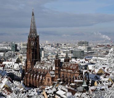 Blick auf das verschneite Freiburg © christiane65 - stock.adobe.com