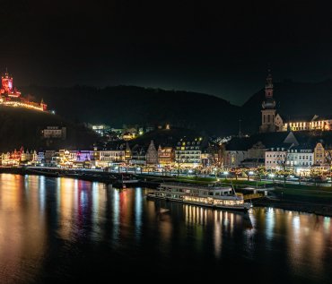 Cochem mit Weihnachtsbeleuchtung © David Schartner - stock.adobe.com