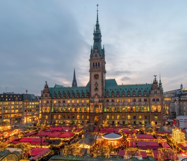Weihnachtsmarkt am Rathaus in Hamburg © gerckens.photo - stock.adobe.com