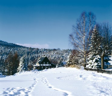 Winterstimmung im Zittauer Gebirge - Haus im Schnee © TGG Naturpark Zittauer Gebirge/Oberlausitz