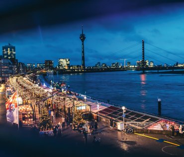 Weihnachtsmarkt Rheinuferpromenade  © Düsseldorf Tourismus GmbH/Eugen Shkolnikov