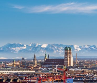 München mit Blick auf die Alpen © FleischiPixel - stock.adobe.com