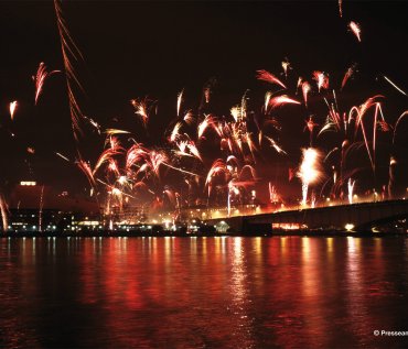 Silvesterfeuerwerk am Rhein in Bonn © Presseamt der Stadt Bonn/M. Sondermann